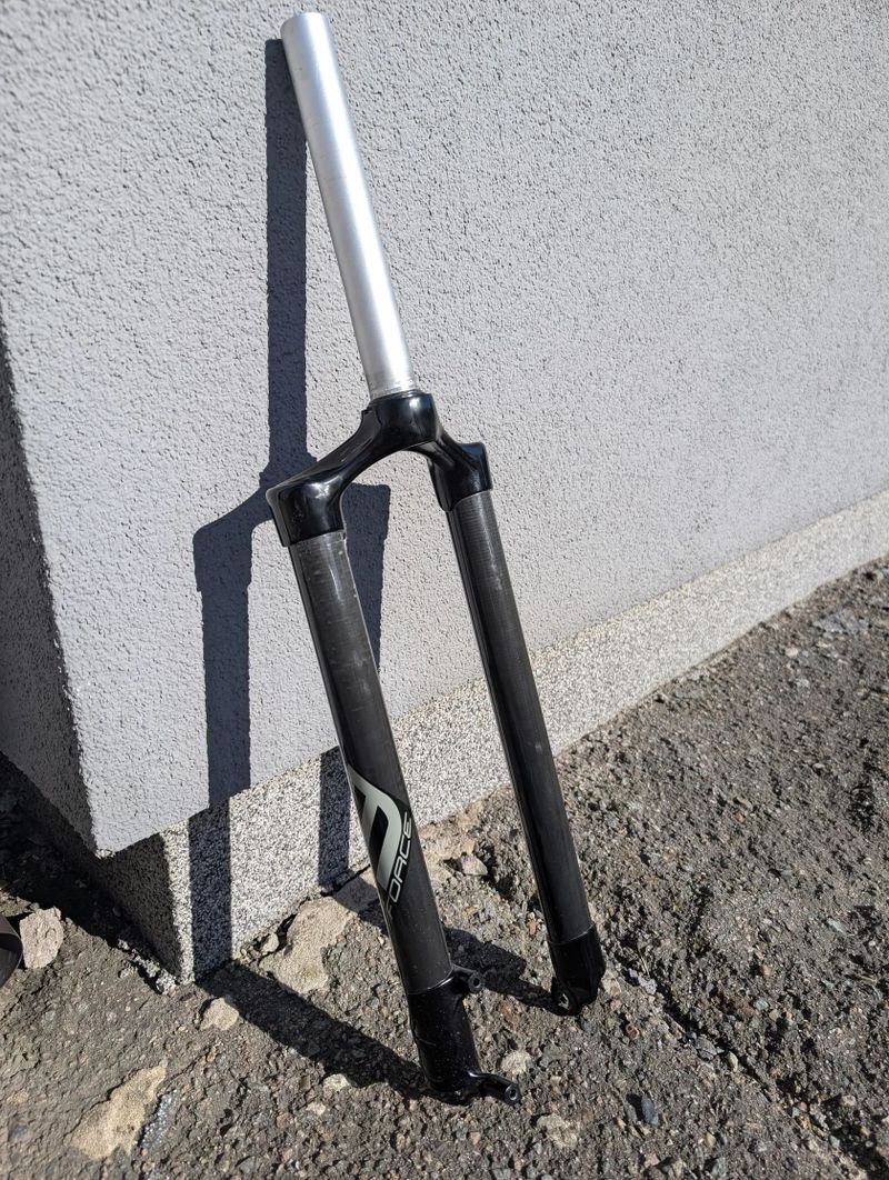 Pevná karbonová MTB vidlice