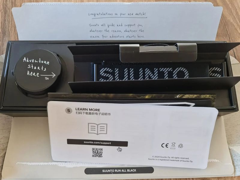 Suntoo RUN all black (textilní pásek)