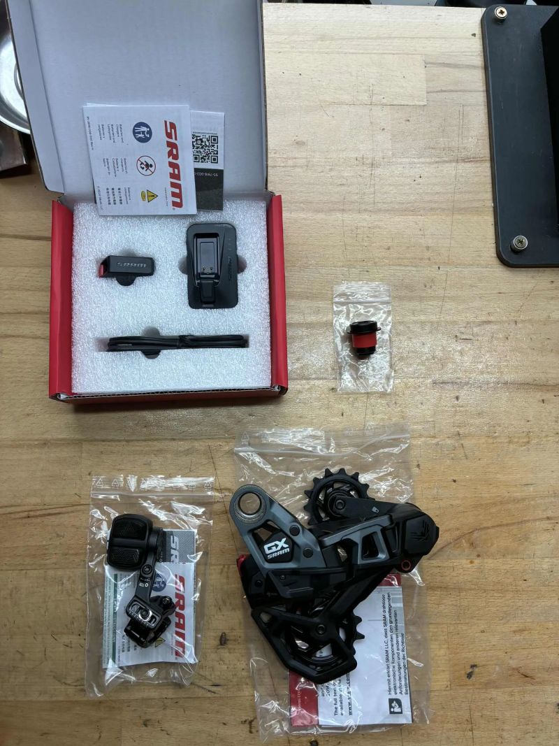 Sram T-Type Transmition GX AXS +páčka, baterie, nabíječka, objímka a šroub uchycení přehazovačky