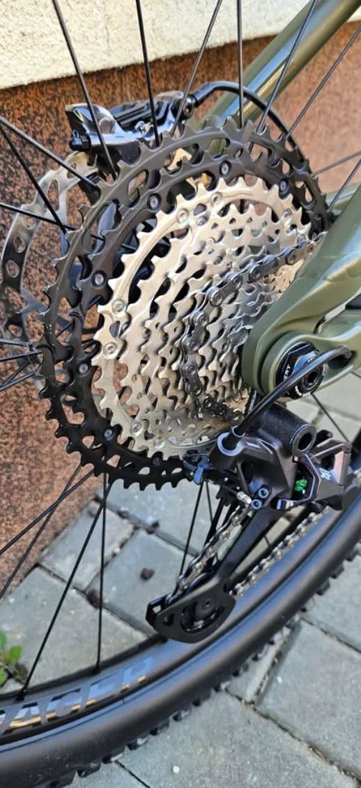 Trek Remedy 8 matte olive grey M/L + folie Ridewrap
