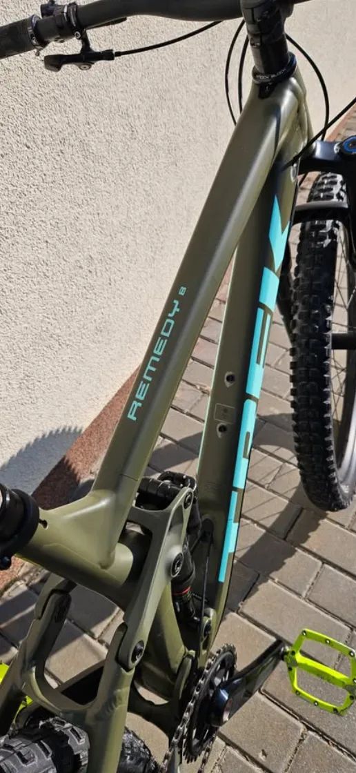 Trek Remedy 8 matte olive grey M/L + folie Ridewrap