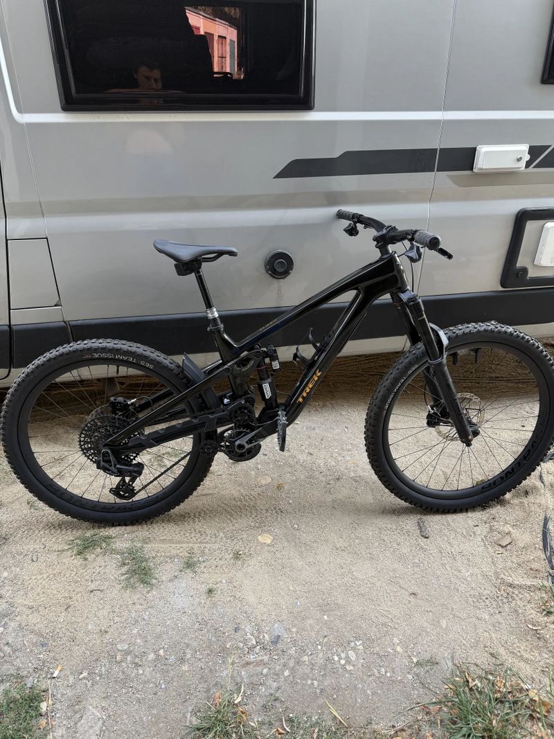 ZLEVNĚNO‼️ NOVÝ Trek Slash 9.9 XO AXS P1 - Black Olive v plné záruce