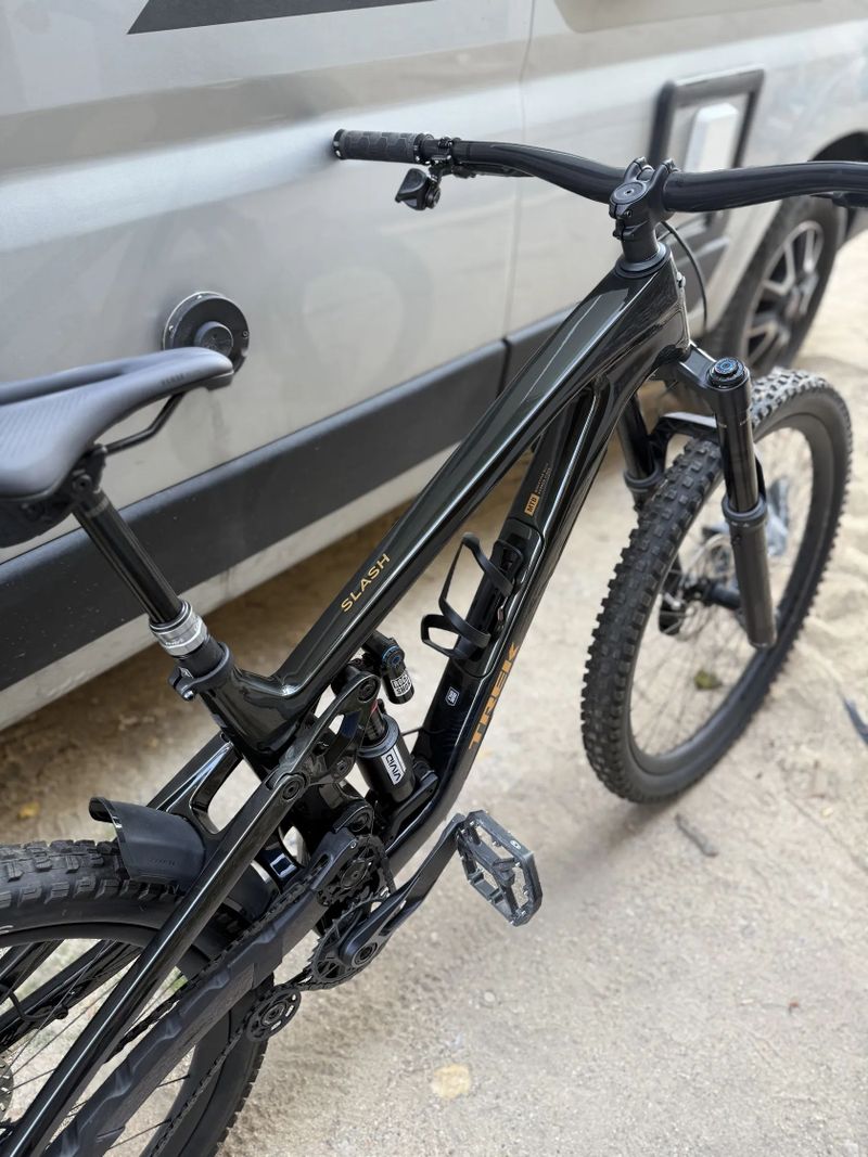 ZLEVNĚNO‼️ NOVÝ Trek Slash 9.9 XO AXS P1 - Black Olive v plné záruce