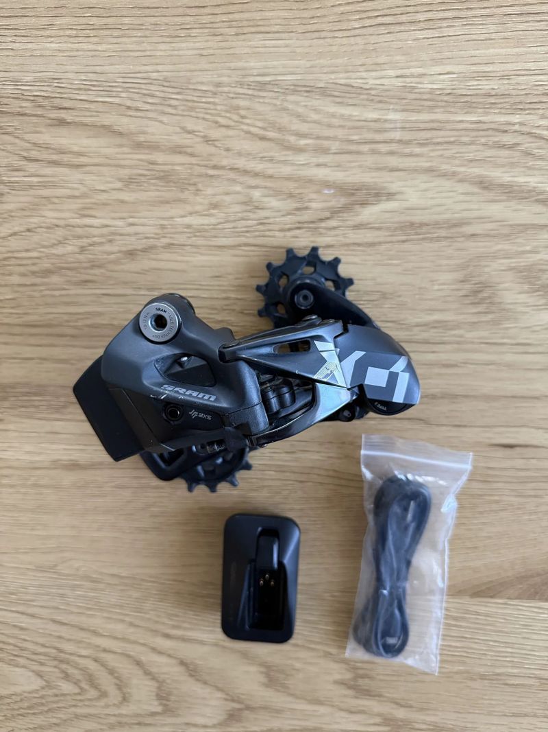 Sram X01 eagle AXS včetně baterie a nabíječky. 