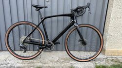 Rock Machine GravelRide 900, elektrický SRAM a teleskop sedlovka