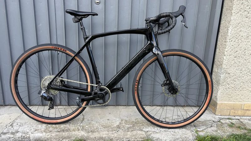 Rock Machine GravelRide 900, elektrický SRAM a teleskop sedlovka