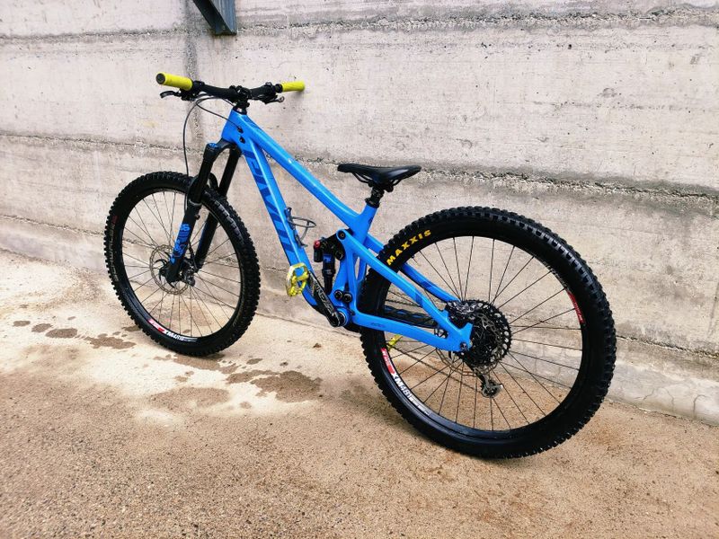 Pivot Cycles Switchblade