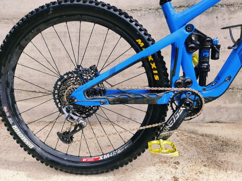 Pivot Cycles Switchblade
