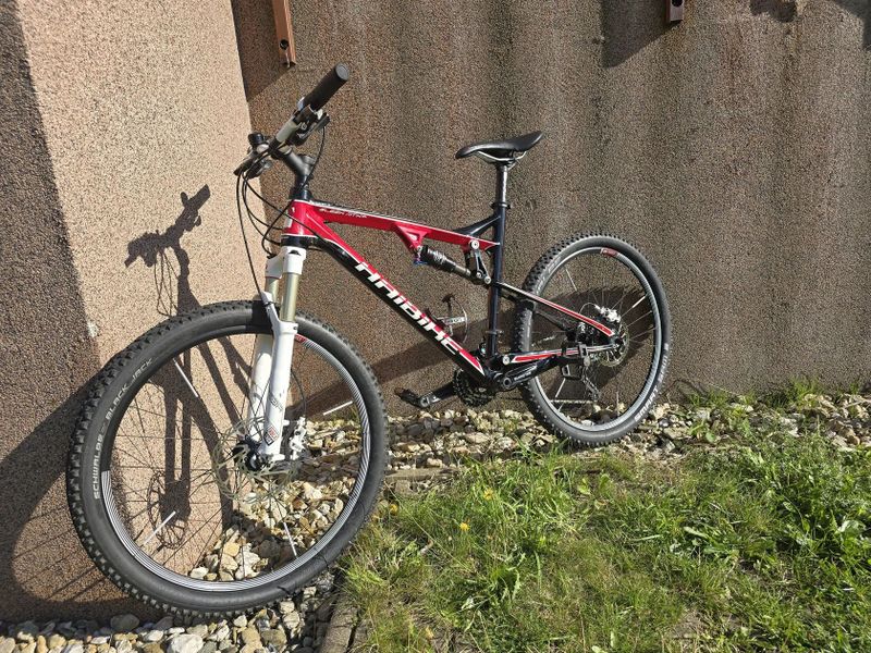 Juniorské celoodpružené kolo 26" ve velmi dobrém stavu
