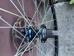 Zapletené kolesá 32d. SHIMANO 148x12, 100x9 Autoventil