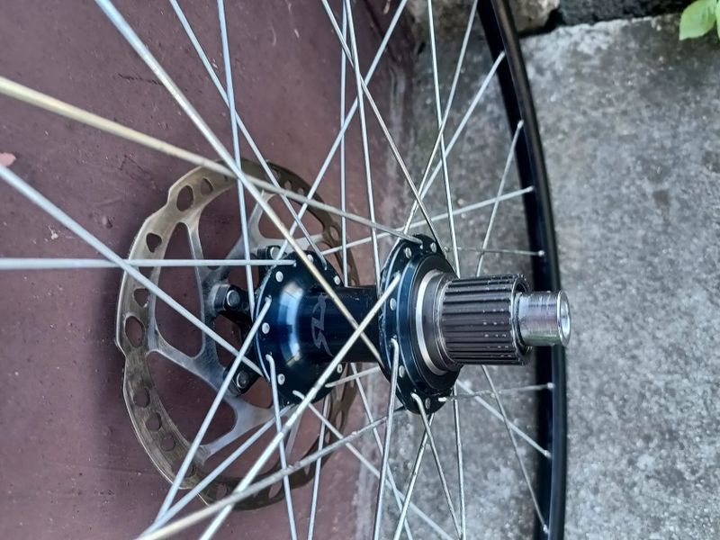 Zapletené kolesá 32d. SHIMANO 148x12, 100x9 Autoventil
