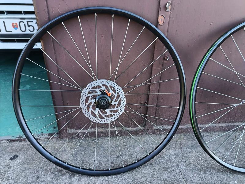 Zapletené kolesá 32d. SHIMANO 148x12, 100x9 Autoventil