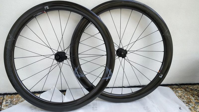 Prodám nové silniční 50mm karbonové výplety Bianchi Velomann Plutonium 50 TLR ořech Shimano 11/12