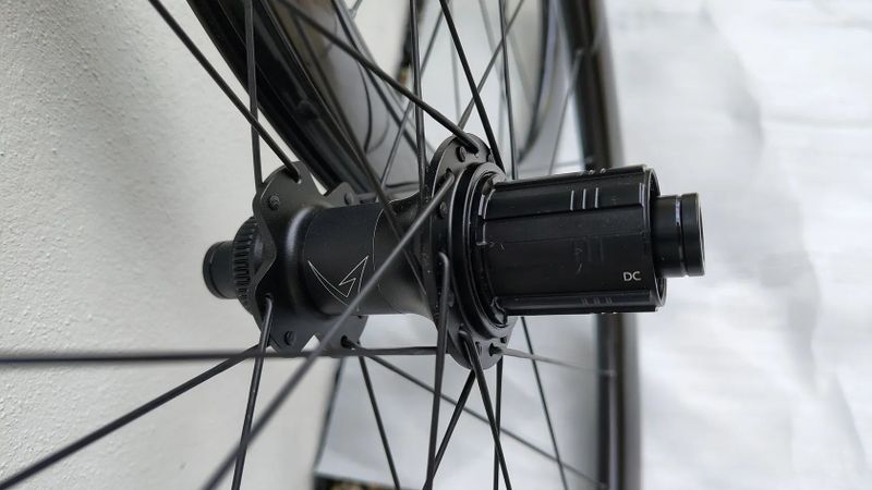 Prodám nové silniční 50mm karbonové výplety Bianchi Velomann Plutonium 50 TLR ořech Shimano 11/12