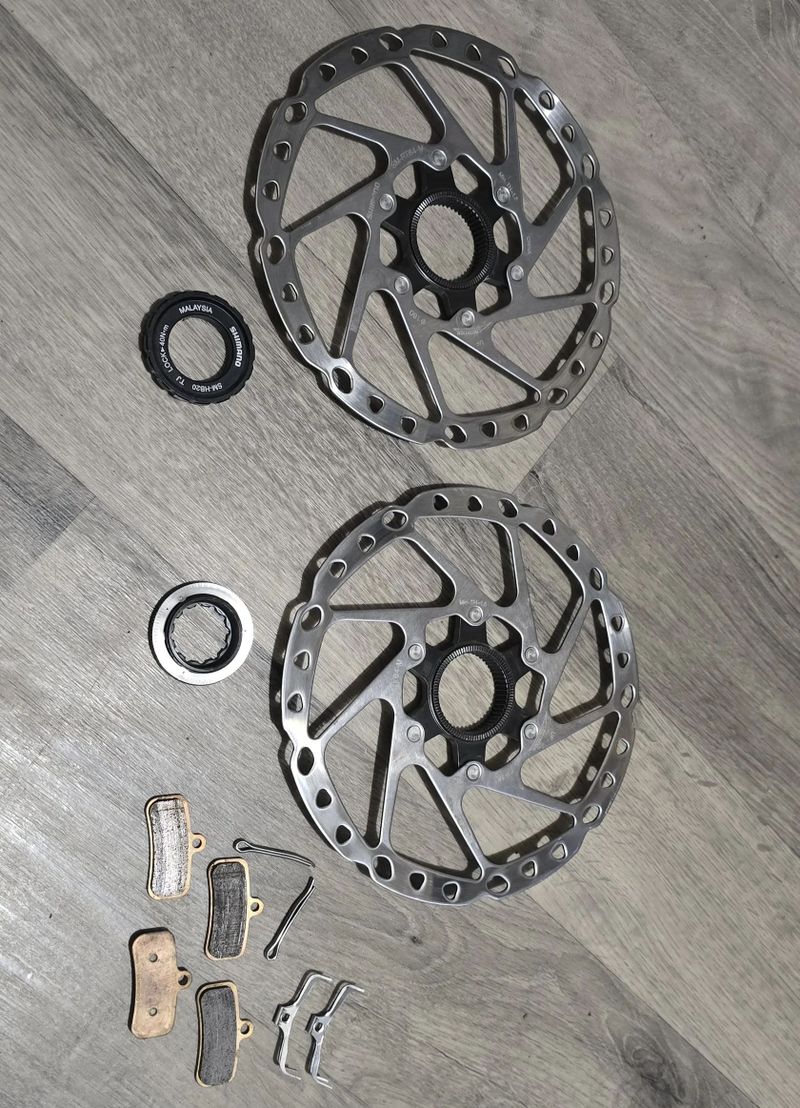 Komplet brzdy Shimano SM RT 64M 180 a metal. desky typu D