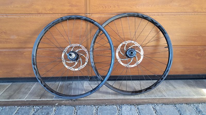 karbonové enduro kola Zelvy 27,5" pro Boost osou a XD ořech