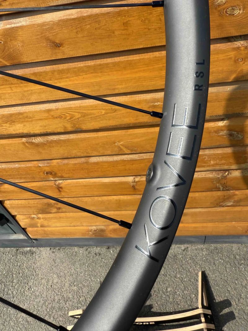 Bontrager Kovee RSL 30 TLR Boost 29 – závodní karbonová kola, set přední + zadní, náboje DT Swiss 24