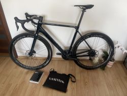 Canyon Ultimate CF SLX Disc se sadou Shimano Dura-Ace Di2, 6,45 kg, vybavený wattmetrem