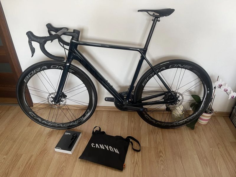 Canyon Ultimate CF SLX Disc se sadou Shimano Dura-Ace Di2, 6,45 kg, vybavený wattmetrem