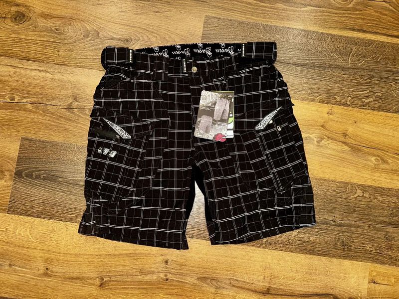 Nové kraťasy Haven Cubes Shorty velikost L