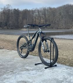 Specialized turbo levo comp 2021 2100km najeto 