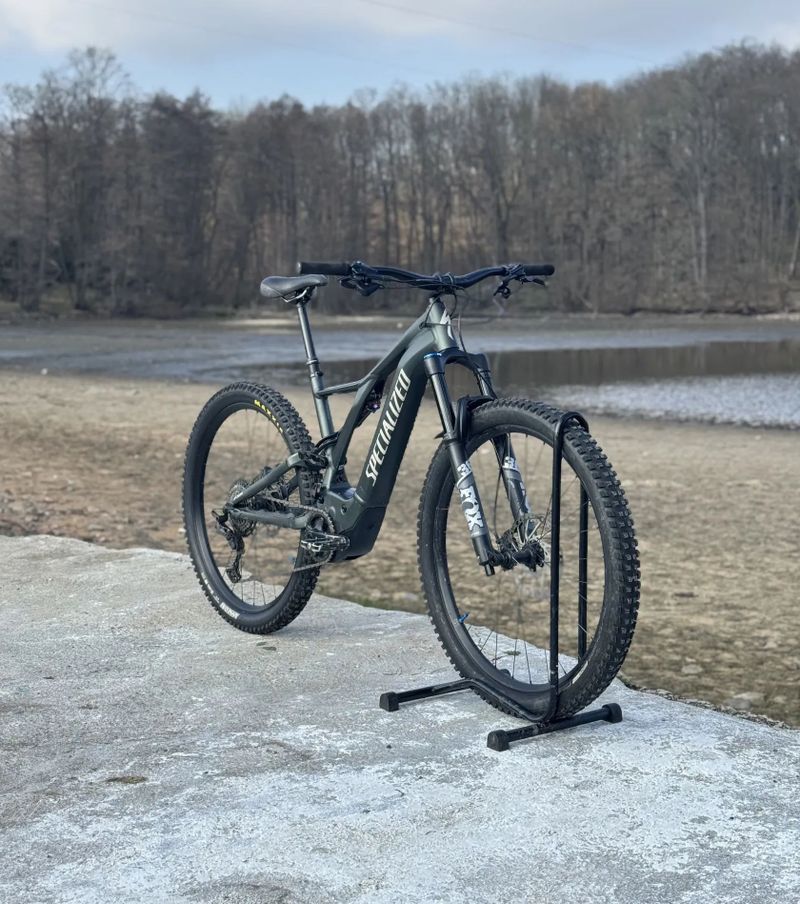 Specialized turbo levo comp 2021 2100km najeto 