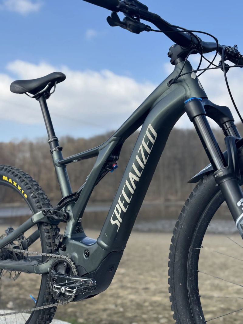 Specialized turbo levo comp 2021 2100km najeto 