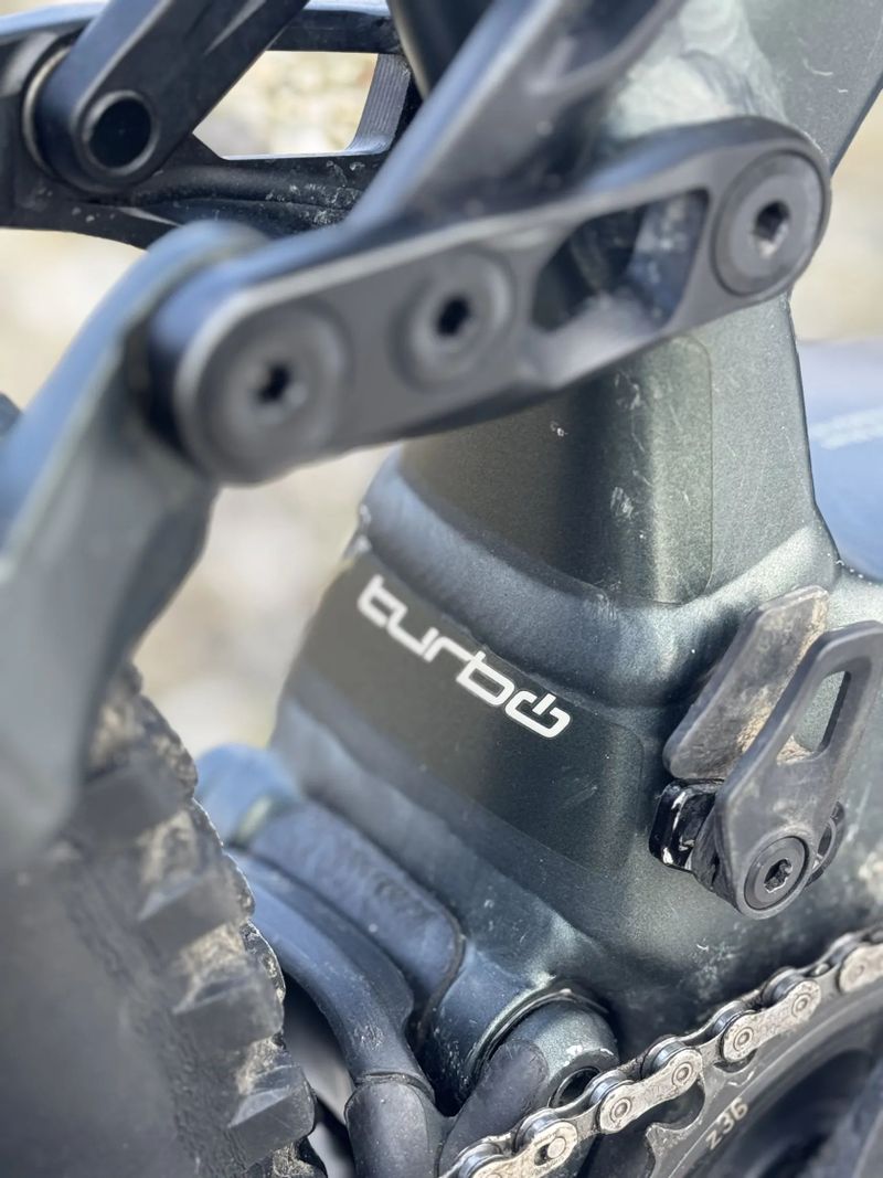 Specialized turbo levo comp 2021 2100km najeto 
