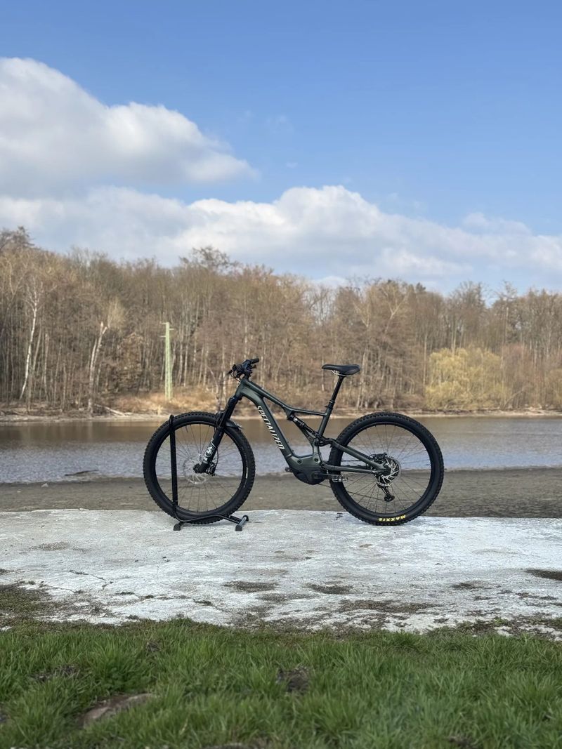 Specialized turbo levo comp 2021 2100km najeto 