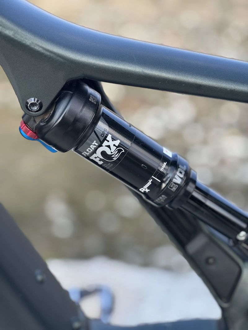 Specialized turbo levo comp 2021 2100km najeto 