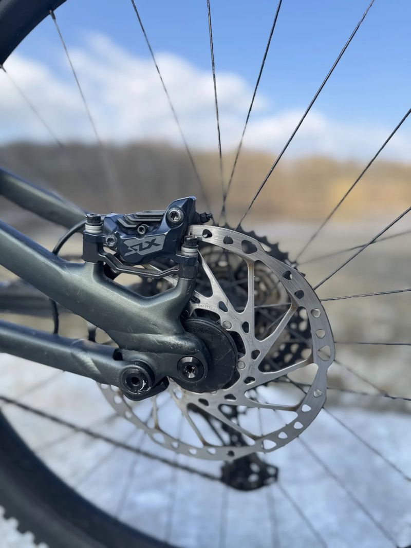 Specialized turbo levo comp 2021 2100km najeto 