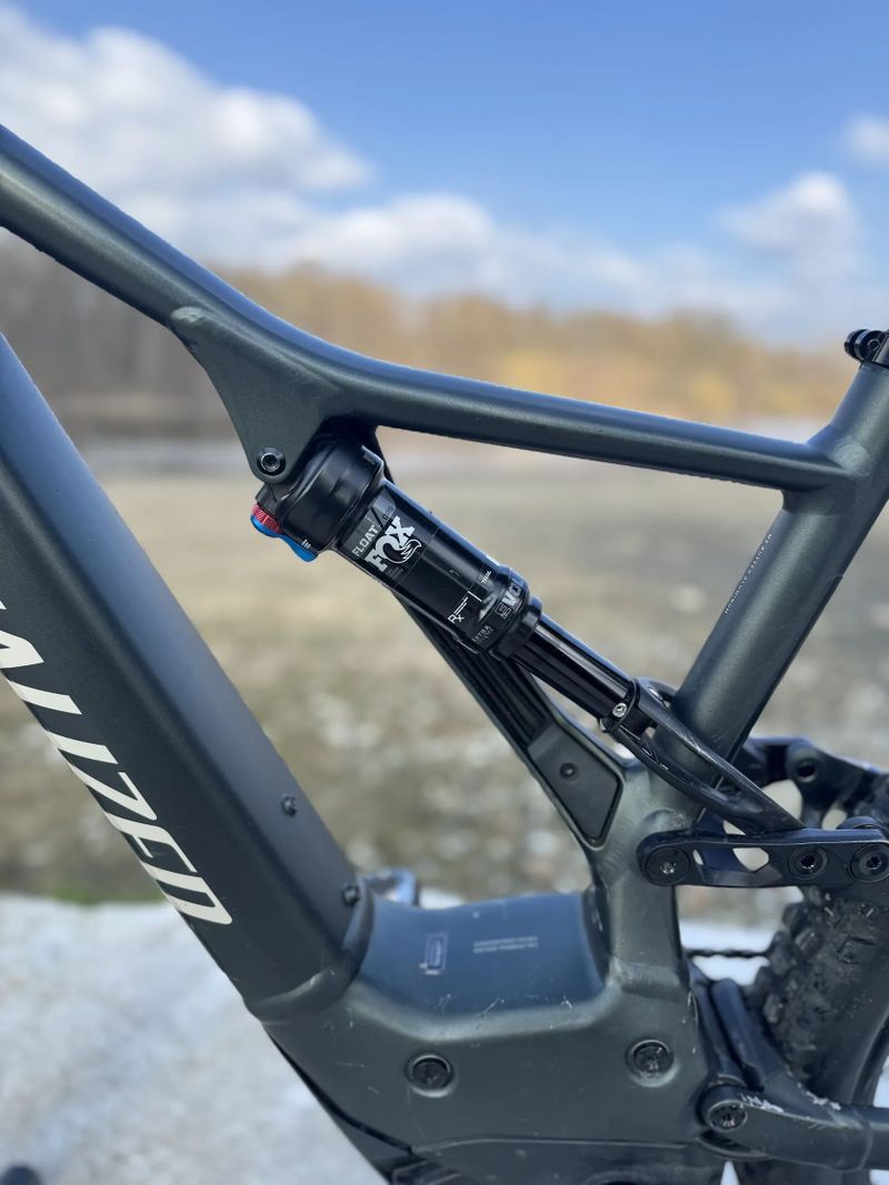 Specialized turbo levo comp 2021 2100km najeto 