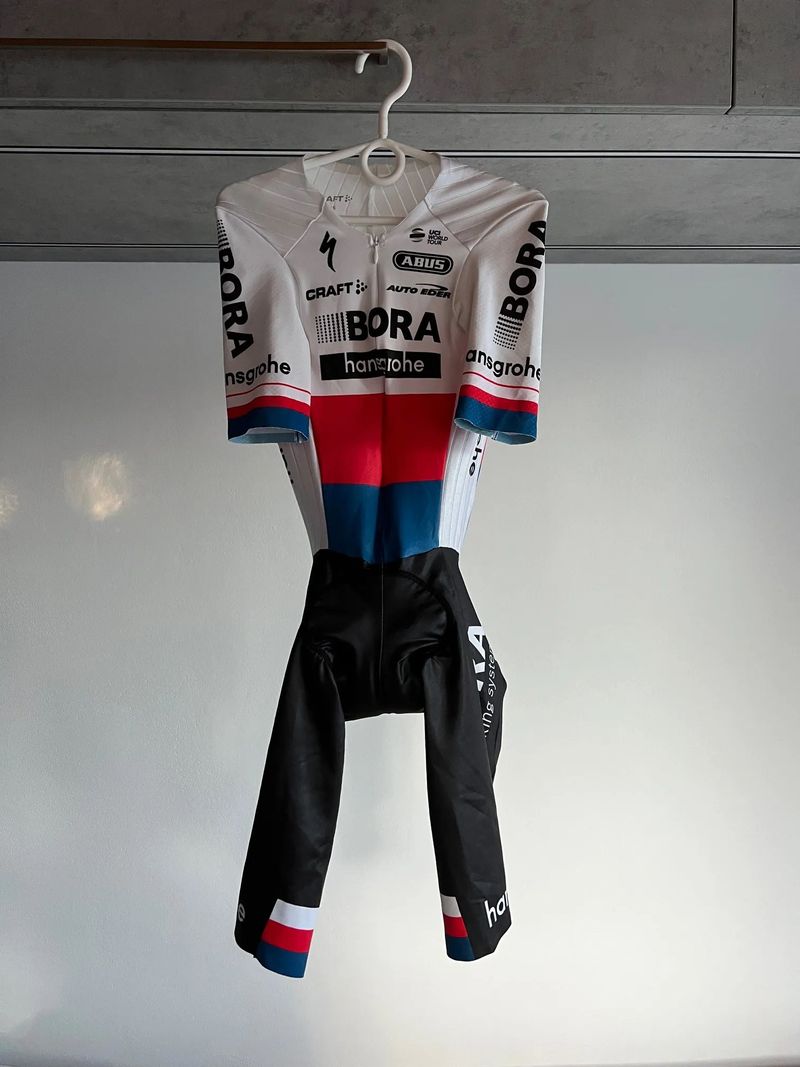 Časovkářská kombinéza Leopolda Königa Bora Hansgrohe + doplňky (2x návleky na tretry)