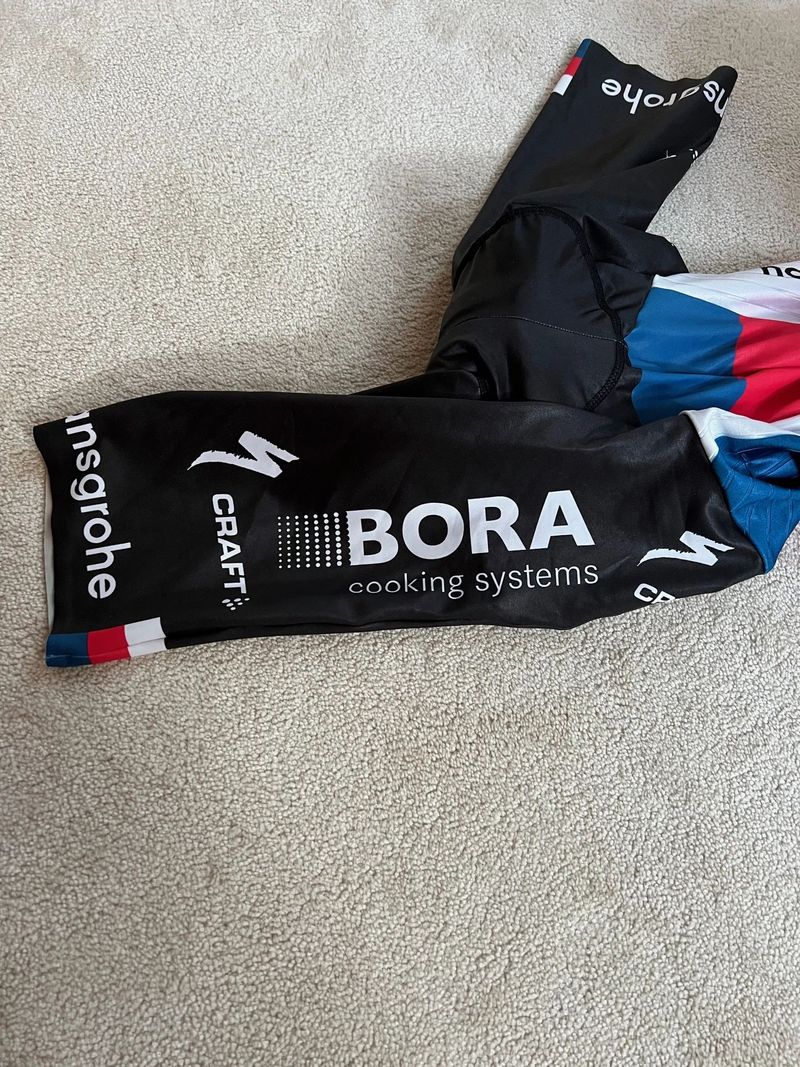 Časovkářská kombinéza Leopolda Königa Bora Hansgrohe + doplňky (2x návleky na tretry)