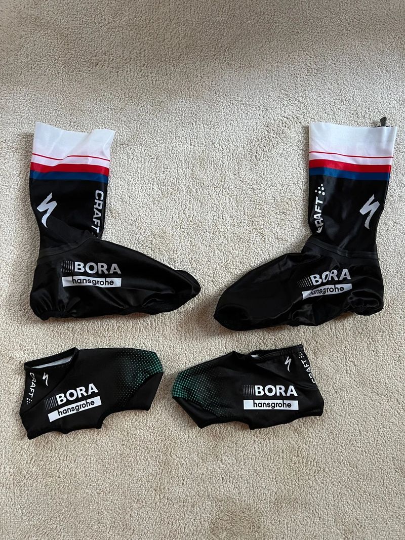 Časovkářská kombinéza Leopolda Königa Bora Hansgrohe + doplňky (2x návleky na tretry)