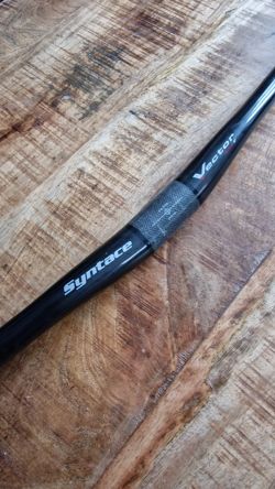 řidítka Syntace Vector carbon 8°, 740mm, 20 rise