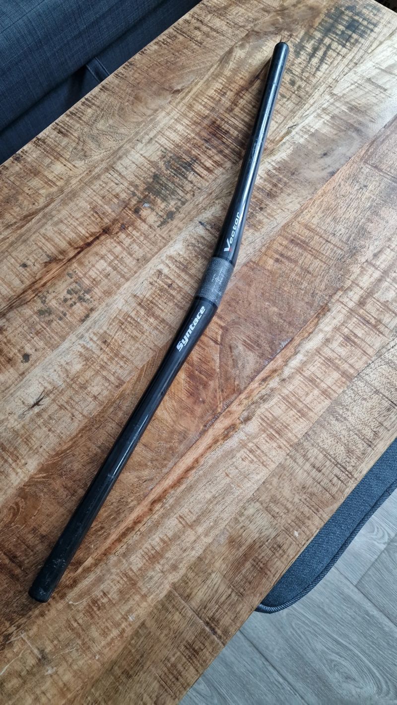 řidítka Syntace Vector carbon 8°, 740mm, 20 rise