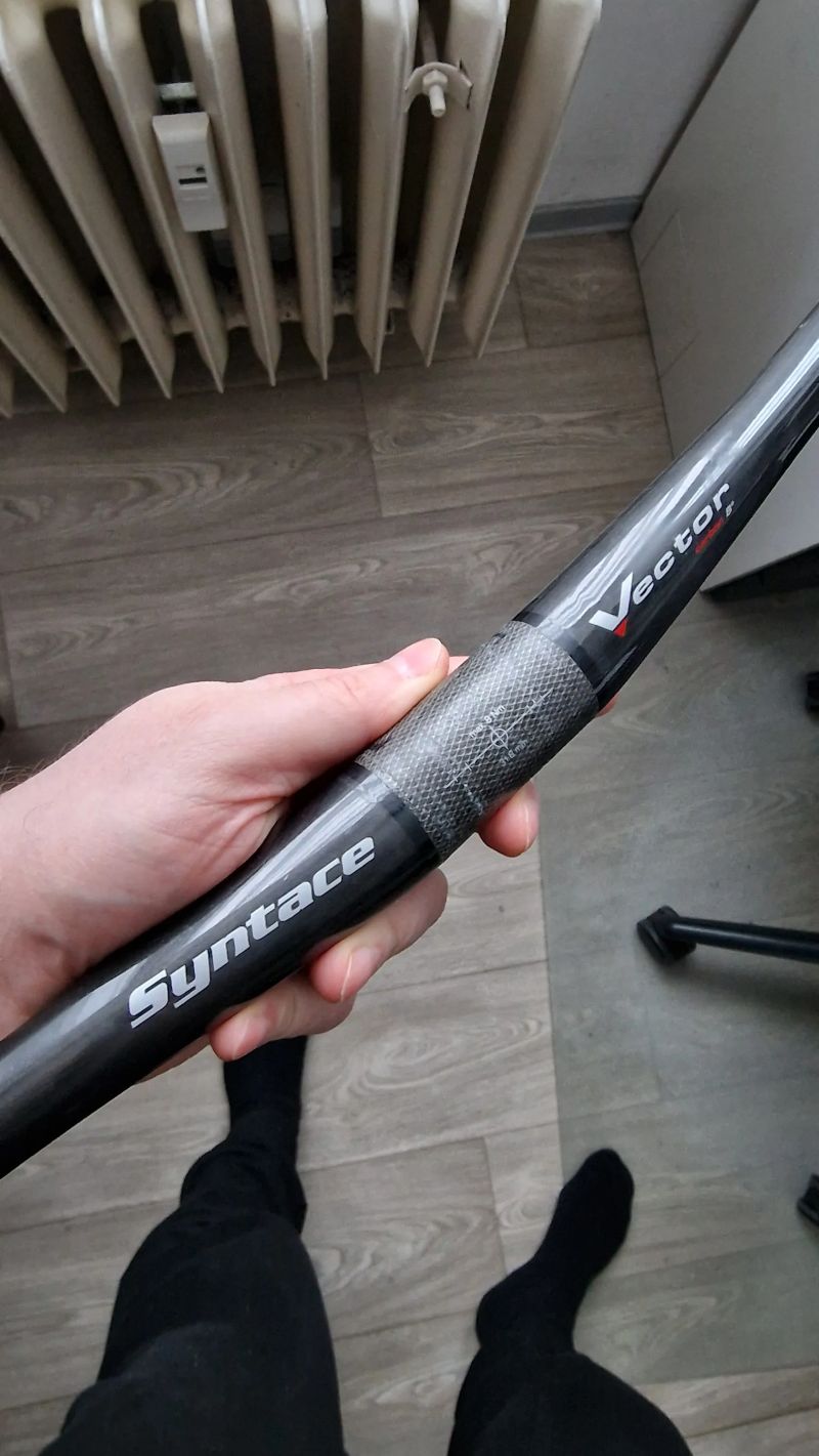 řidítka Syntace Vector carbon 8°, 740mm, 20 rise
