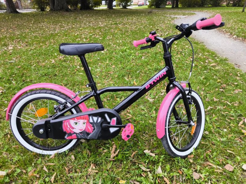 Dětské kolo 16" , helma + přídavná kolečka 