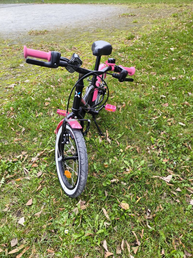 Dětské kolo 16" , helma + přídavná kolečka 