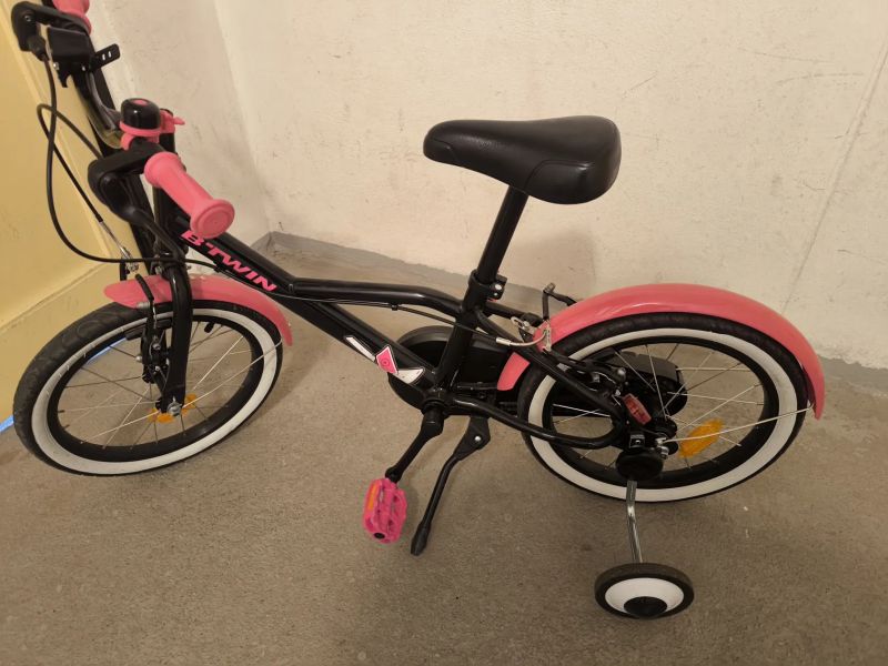 Dětské kolo 16" , helma + přídavná kolečka 