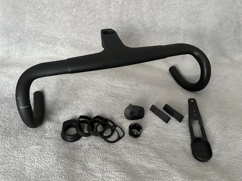 Karbonový kokpit Canyon + příslušenství