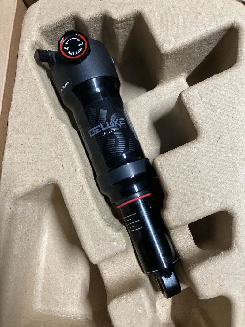 RockShox Deluxe Select – sundaný z nového kola