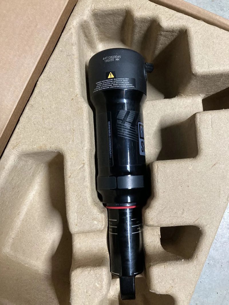 RockShox Deluxe Select – sundaný z nového kola