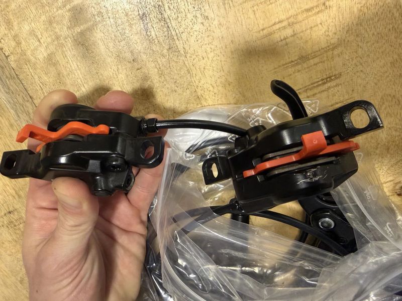 Shimano páky BL-M4100 a třmeny BR-MT410