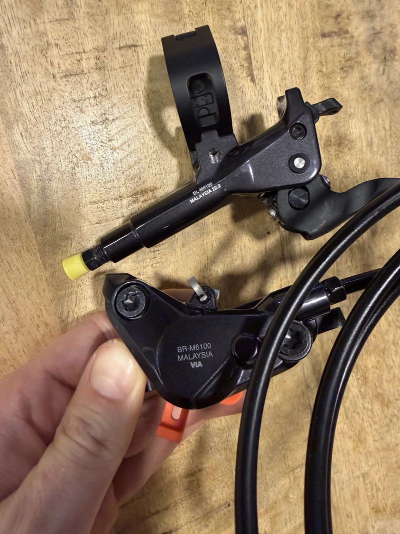 Shimano Deore pravá zadní páka BL-M6100 a třmen BR-M6100