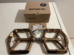 Spank OOZY pedály bronzová