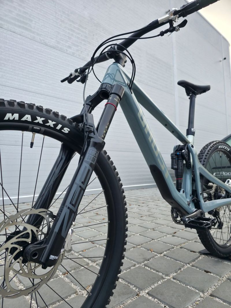GHOST Riot AM CF Pro Carbon 2025 29″ velikost M / RockShox ZEB / Shimano XT / Trail / Enduro / nové