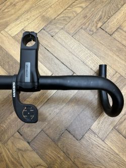 Silniční řídítka Specialized s představcem Specialized a podložkami