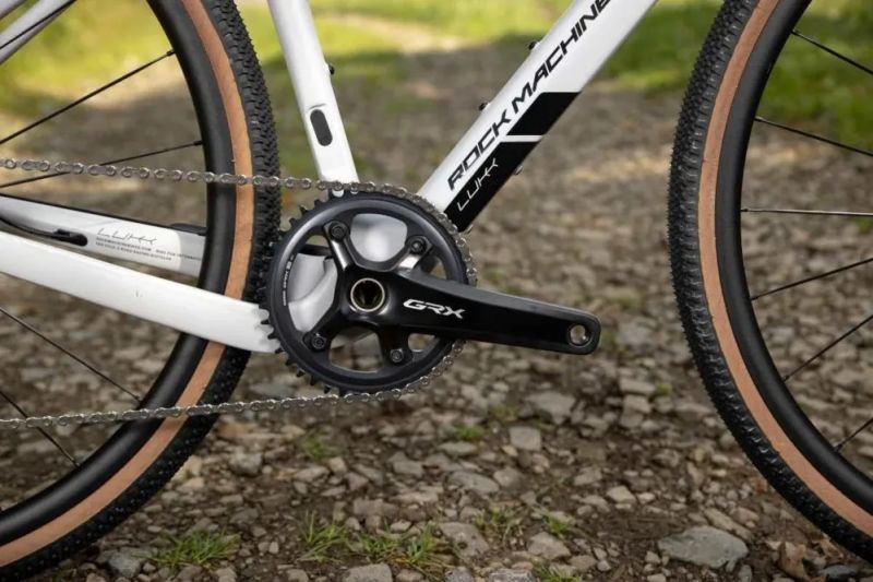 🔥🔥 SLEVA 28.000 -29% 🔥🔥 Rock Machine LUKK CR 90 / Matte Limerock Grey - L karbonový rám GRX, Di2